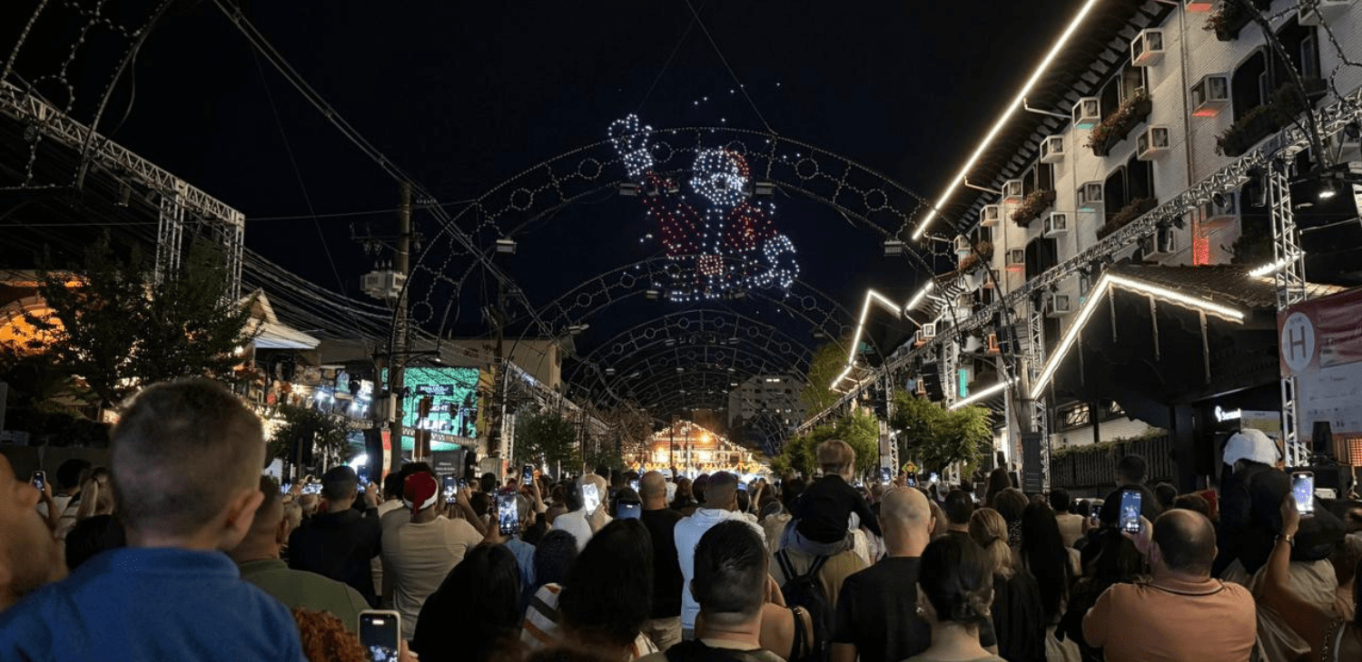 Show de drones ilumina o céu de Gramado